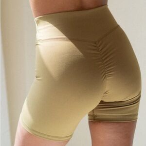 LONDRE NWT scrunch bum biker short olive green medium